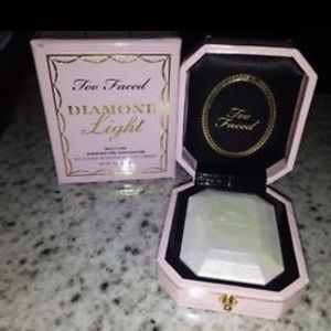 Too Faced Diamond Light Highlighter